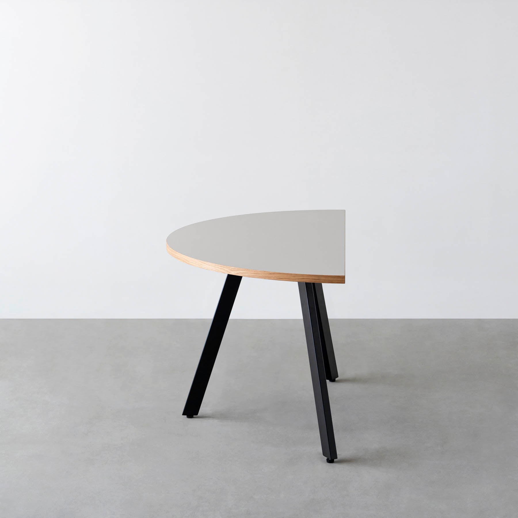 スマート造作テーブル / 半円 × リノリウム 全32色 × 黒スチール脚