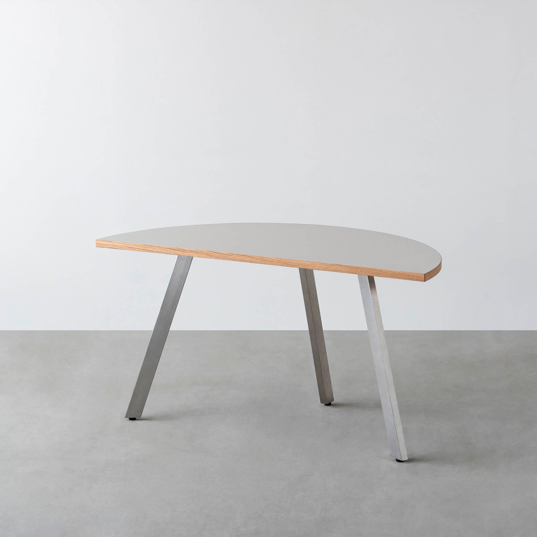 Kanademono のリノリウム半円テーブル