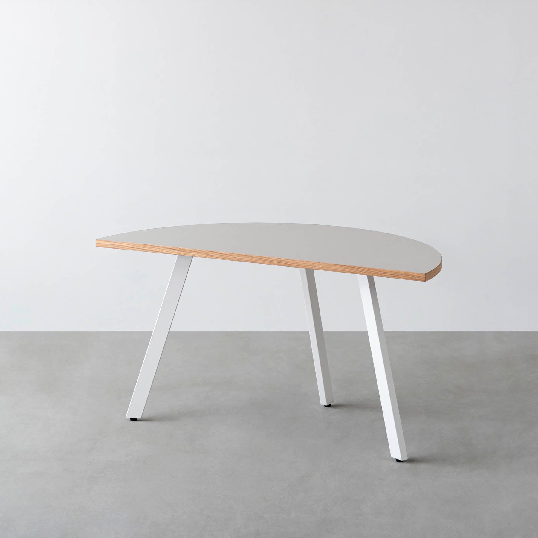 Kanademono のリノリウム半円テーブル