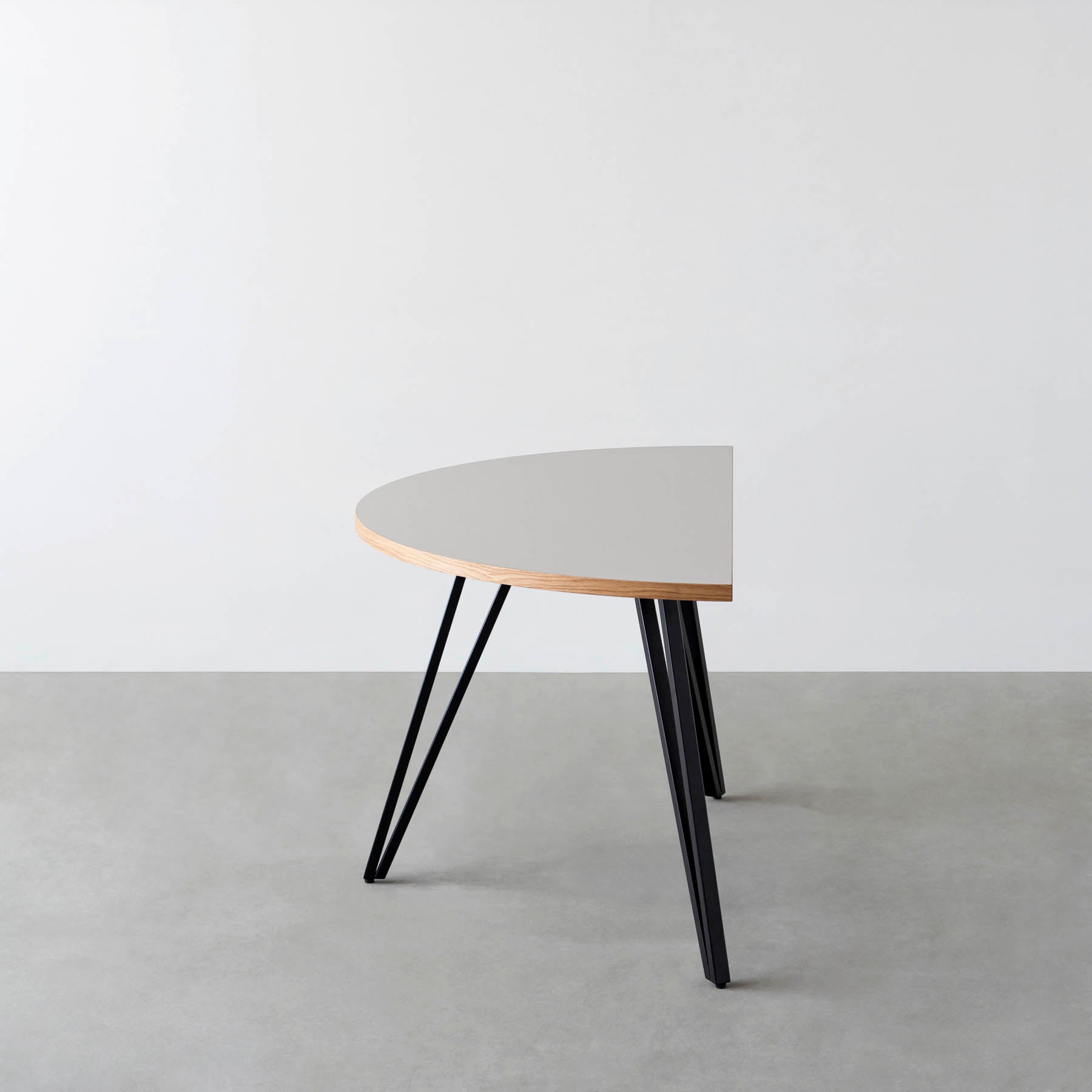 スマート造作テーブル / 半円 × リノリウム 全32色 × 黒スチール脚