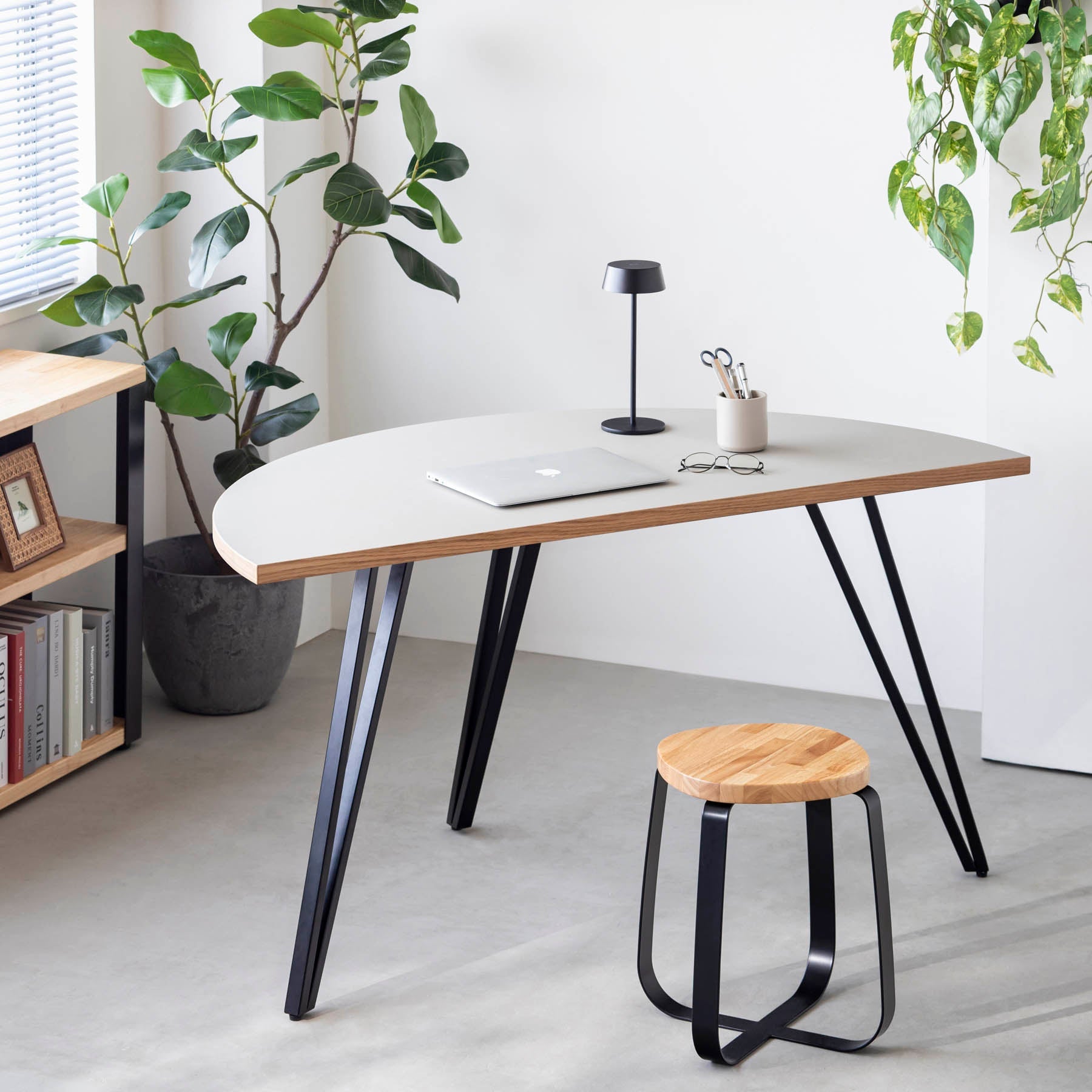 スマート造作テーブル / 半円 × リノリウム 全32色 × 黒スチール脚