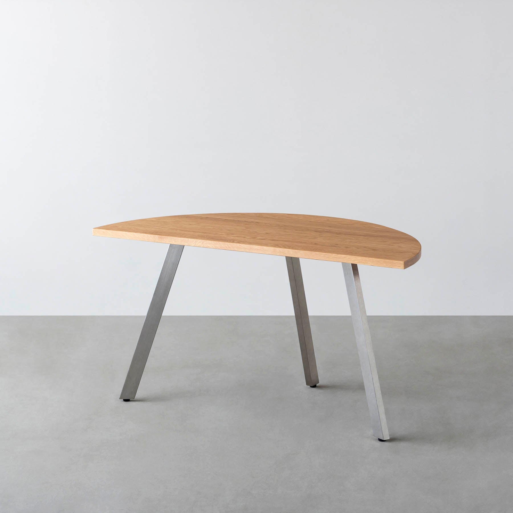 Kanademonoの無垢ホワイトオークの半円テーブル