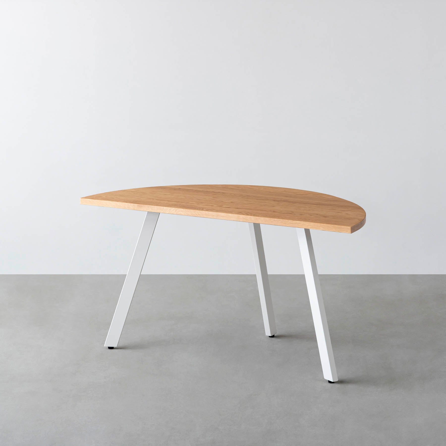 Kanademonoの無垢ホワイトオークの半円テーブル