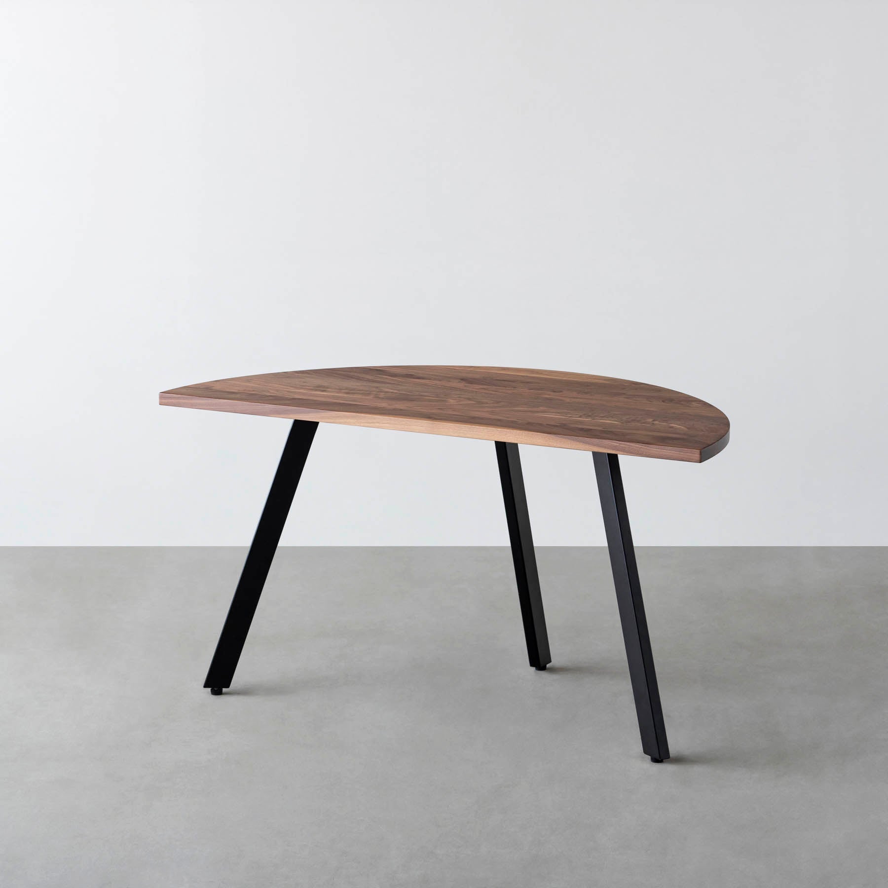 Kanademonoの無垢ウォルナットの半円テーブル