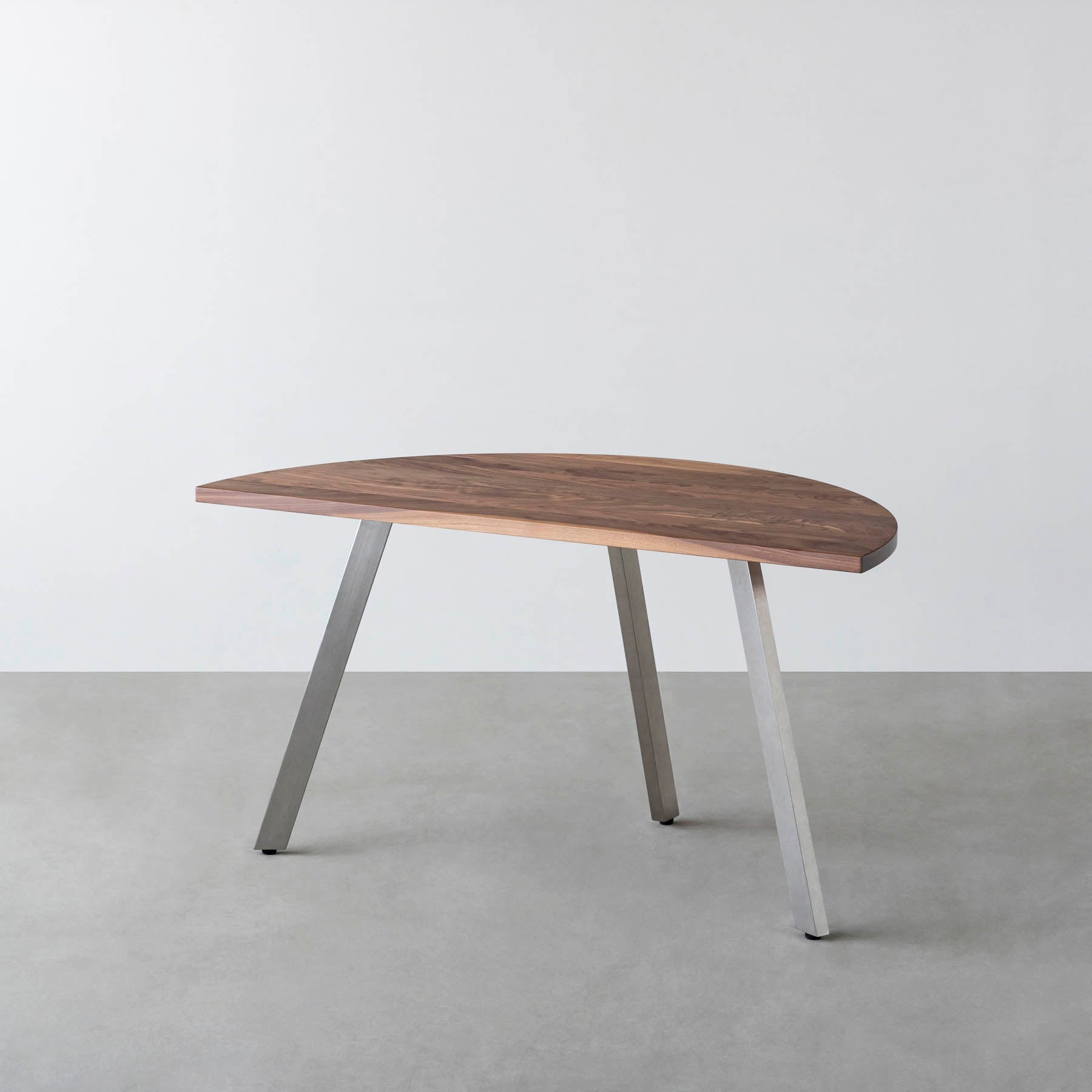 Kanademonoの無垢ウォルナットの半円テーブル