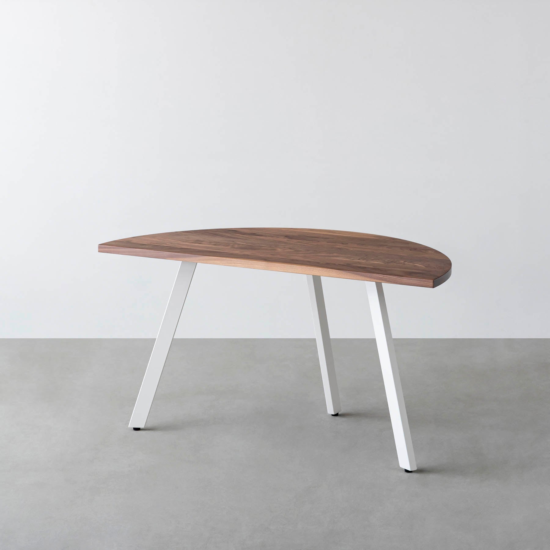 Kanademonoの無垢ウォルナットの半円テーブル