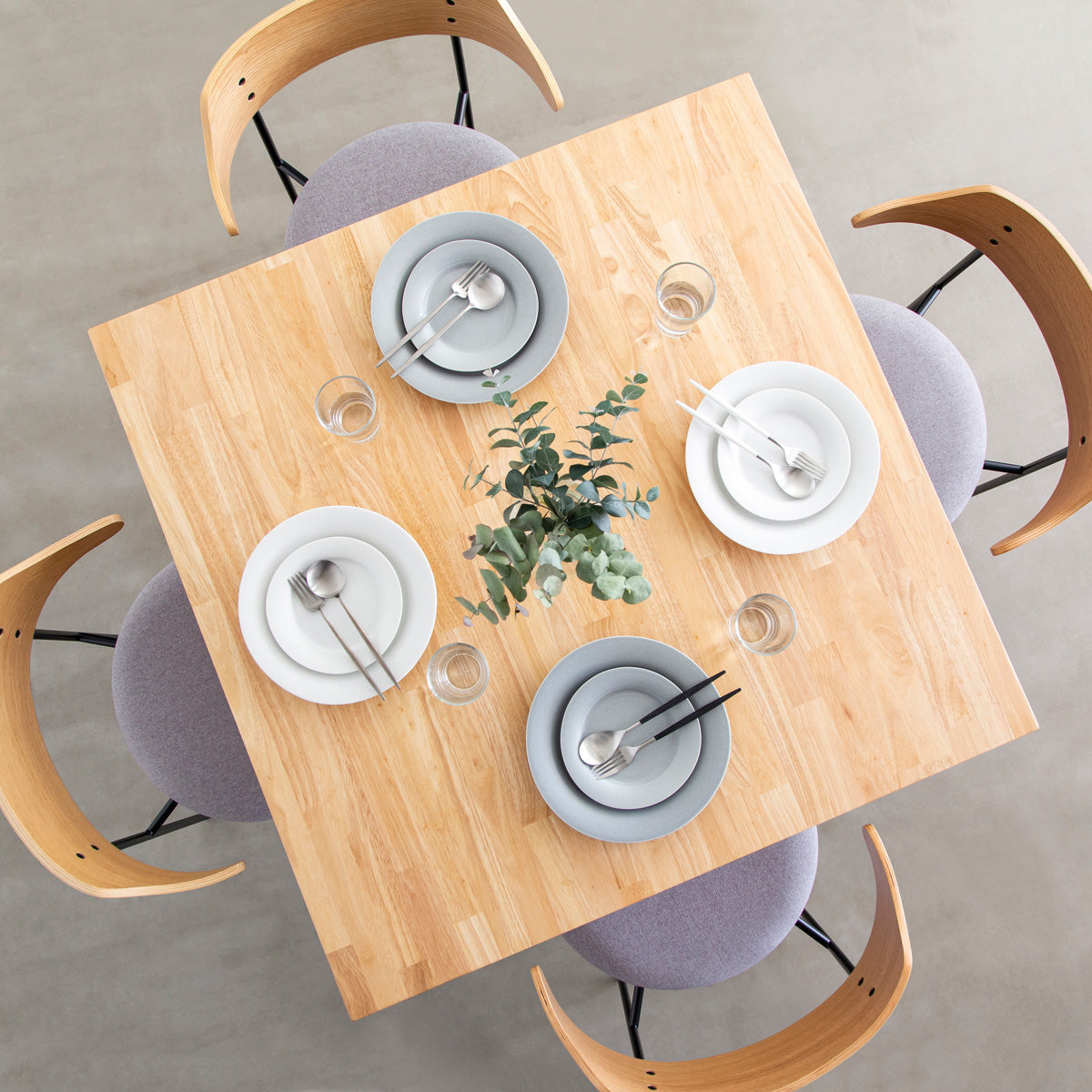 KANADEMONOのラバーウッドナチュラル天板とトライアングルStraightホワイト脚4本を組み合わせた100cmスクエア型のカフェテーブル（）KANADEMONOのラバーウッドナチュラル天板とトライアングルStraightホワイト脚4本を組み合わせた100cmスクエア型のカフェテーブル（俯瞰イメージカット2）