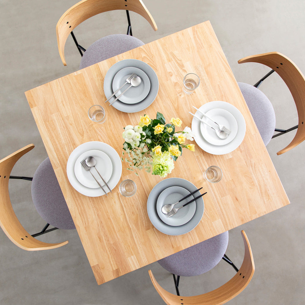 Kanademonoラバーウッド・ナチュラルのスクエア天板と三角のチューブが華やかなアイアン脚を組み合わせた100cmカフェテーブルの使用例