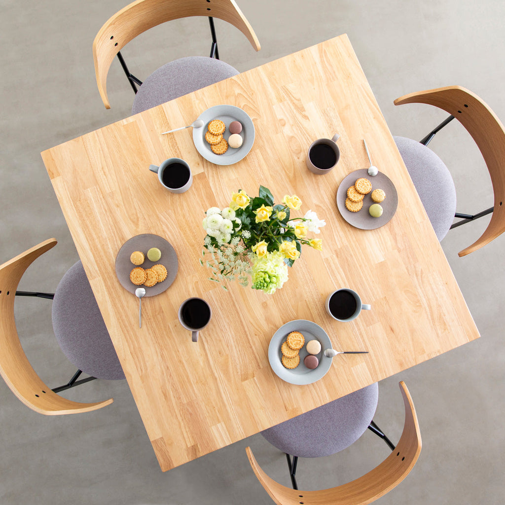 KANADEMONOのラバーウッドナチュラル天板とトライアングルStraightホワイト脚4本を組み合わせた100cmスクエア型のカフェテーブル（俯瞰イメージカット）