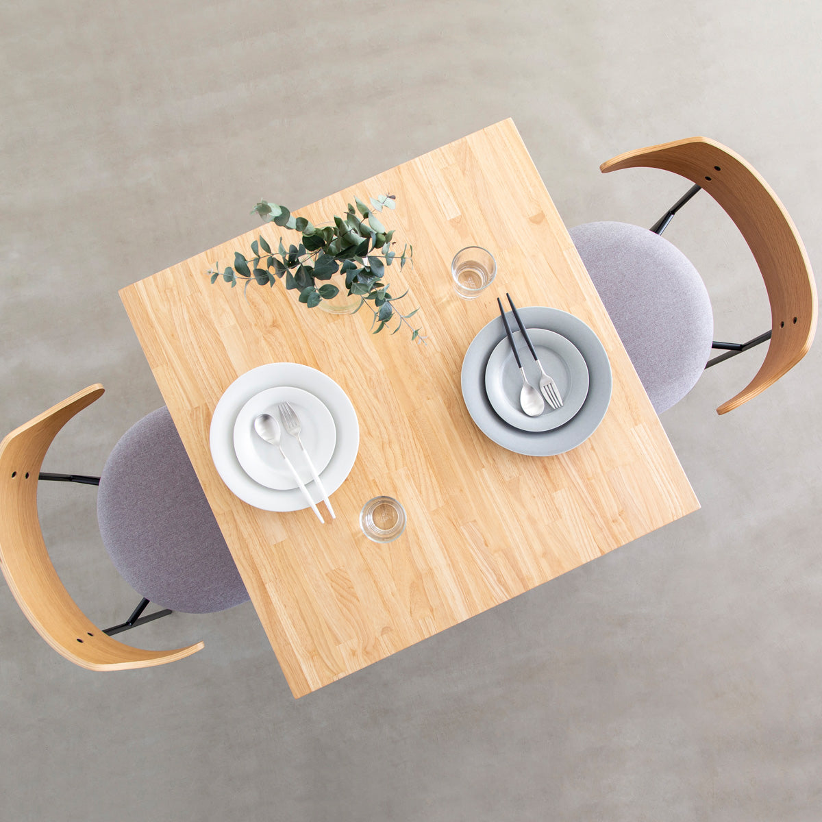 KANADEMONOのラバーウッドナチュラル天板とトライアングルStraightホワイト脚4本を組み合わせた80cmスクエア型のカフェテーブル（俯瞰イメージカット）