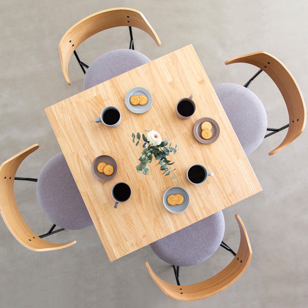 Kanademonoラバーウッド・ナチュラルのスクエア天板と三角のチューブが華やかなアイアン脚を組み合わせたカフェテーブルの使用例4