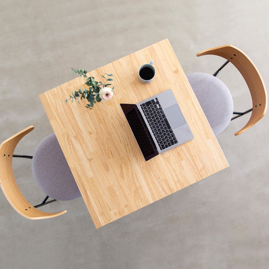 Kanademonoのラバーウッドナチュラル天板とトライアングルホワイト脚4本を組み合わせたスクエア型のカフェテーブル（使用例6）