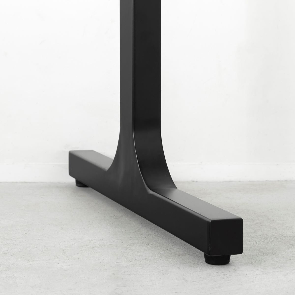 かなでもののマットブラックのI型の鉄脚