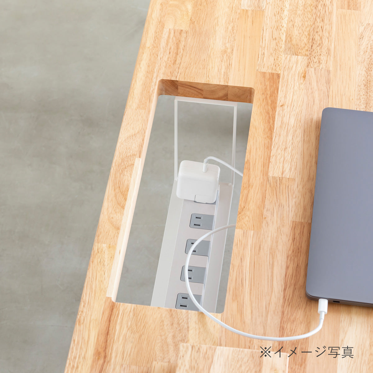 Kanademonoの見た目も機能もスマートなBlock&Tray配線孔フラットタイプ・ホワイト（使用イメージ２）
