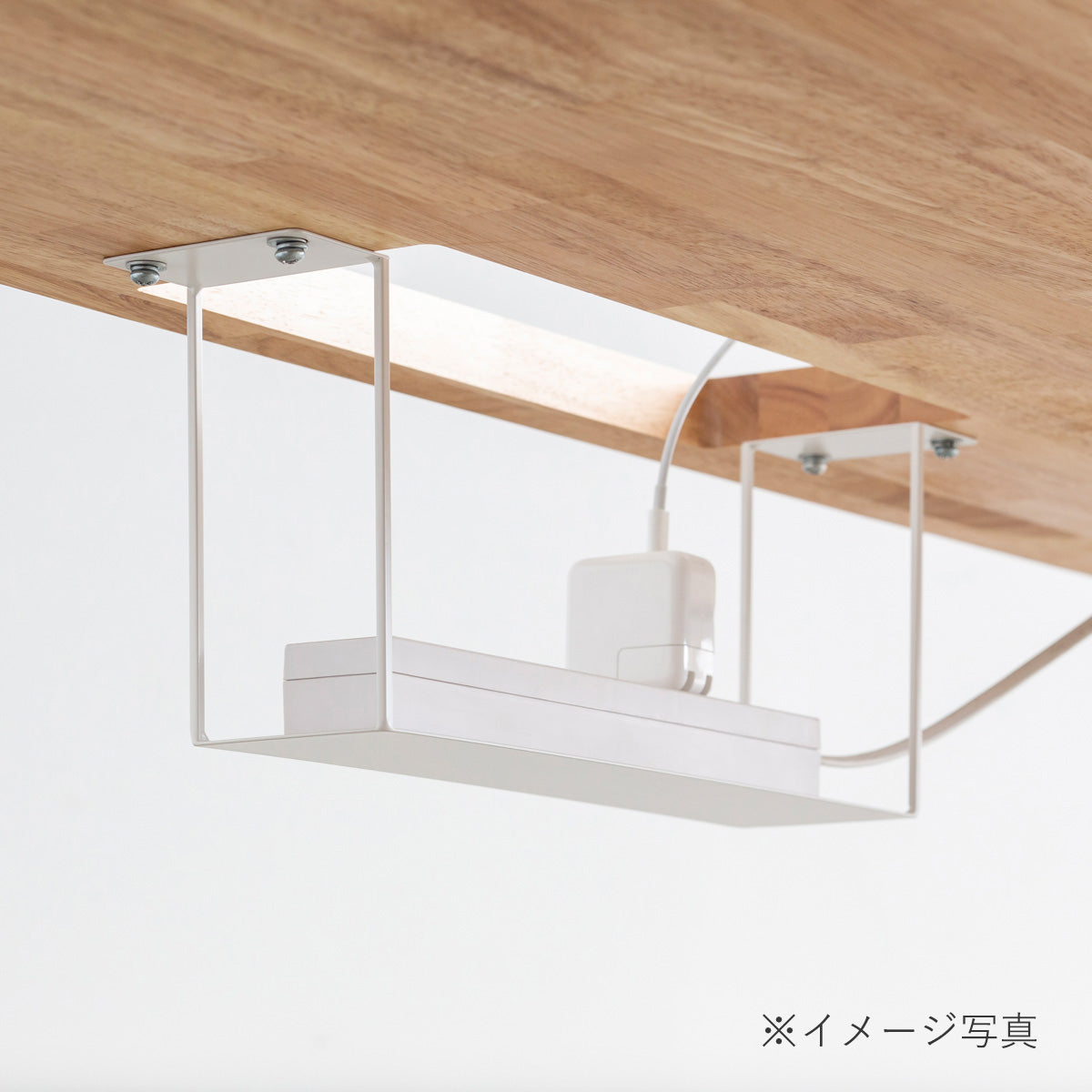 Kanademonoの見た目も機能もスマートなBlock&Tray配線孔フラットタイプ・ホワイト（使用イメージ３）