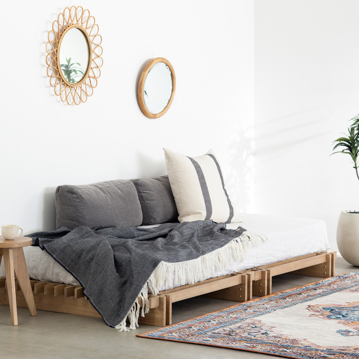 KOTAのSUNOKO BEDへのAdd-onシリーズTonakai Blanketブラック×ホワイト（使用例２）