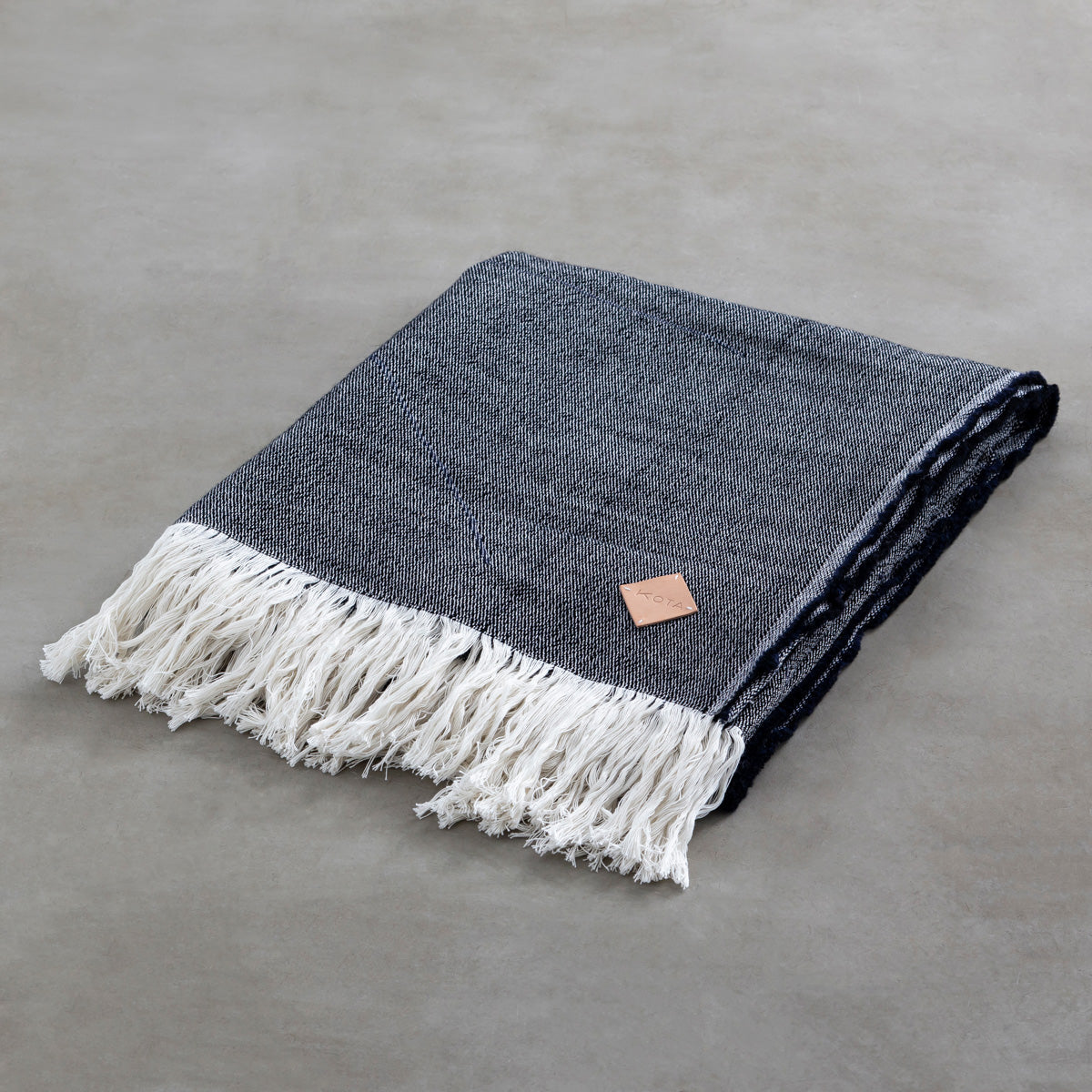 KOTAのSUNOKO BEDへのAdd-onシリーズTonakai Blanketブラック×ネイビー（折り畳んだ状態）