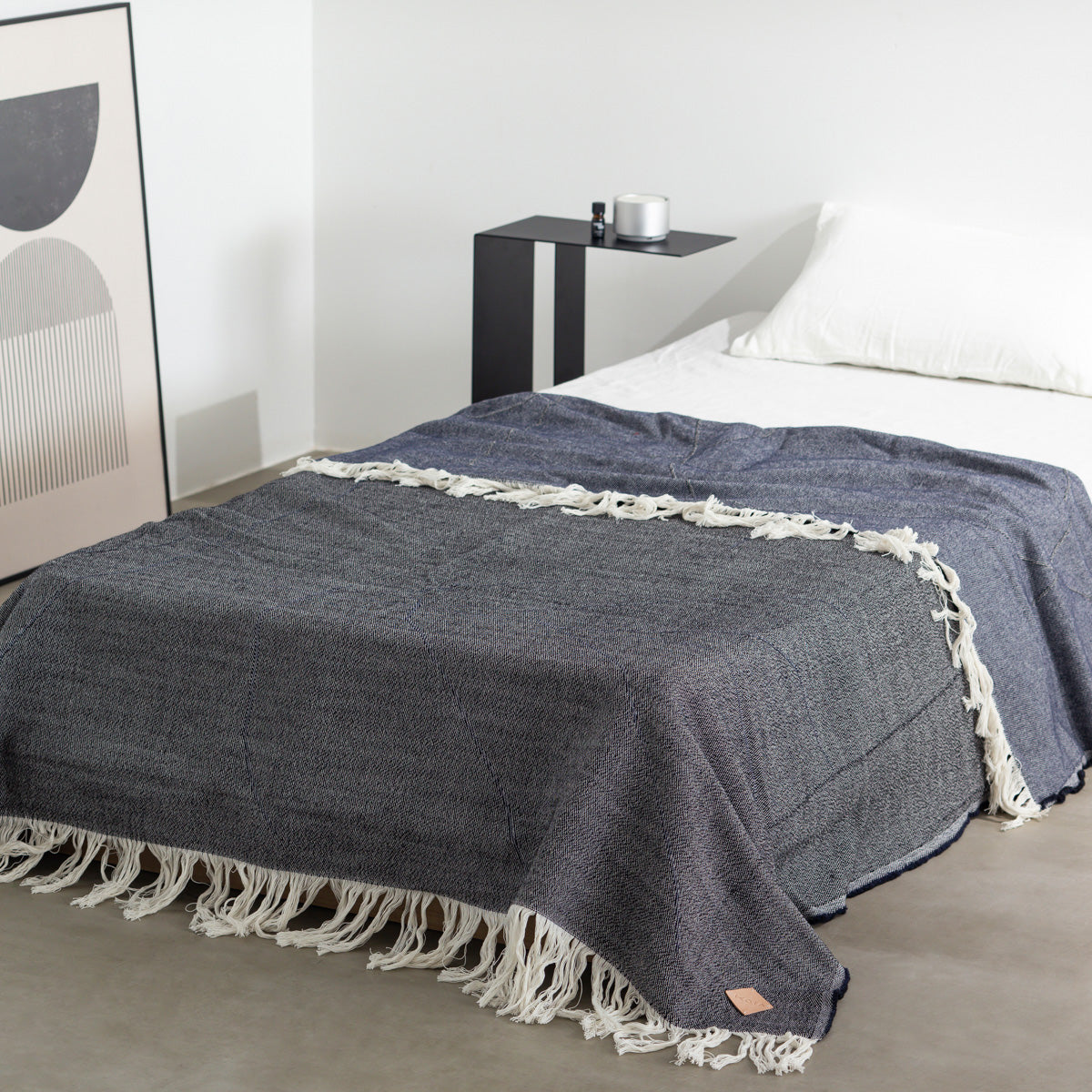 KOTAのSUNOKO BEDへのAdd-onシリーズTonakai Blanketブラック×ネイビー（使用例）