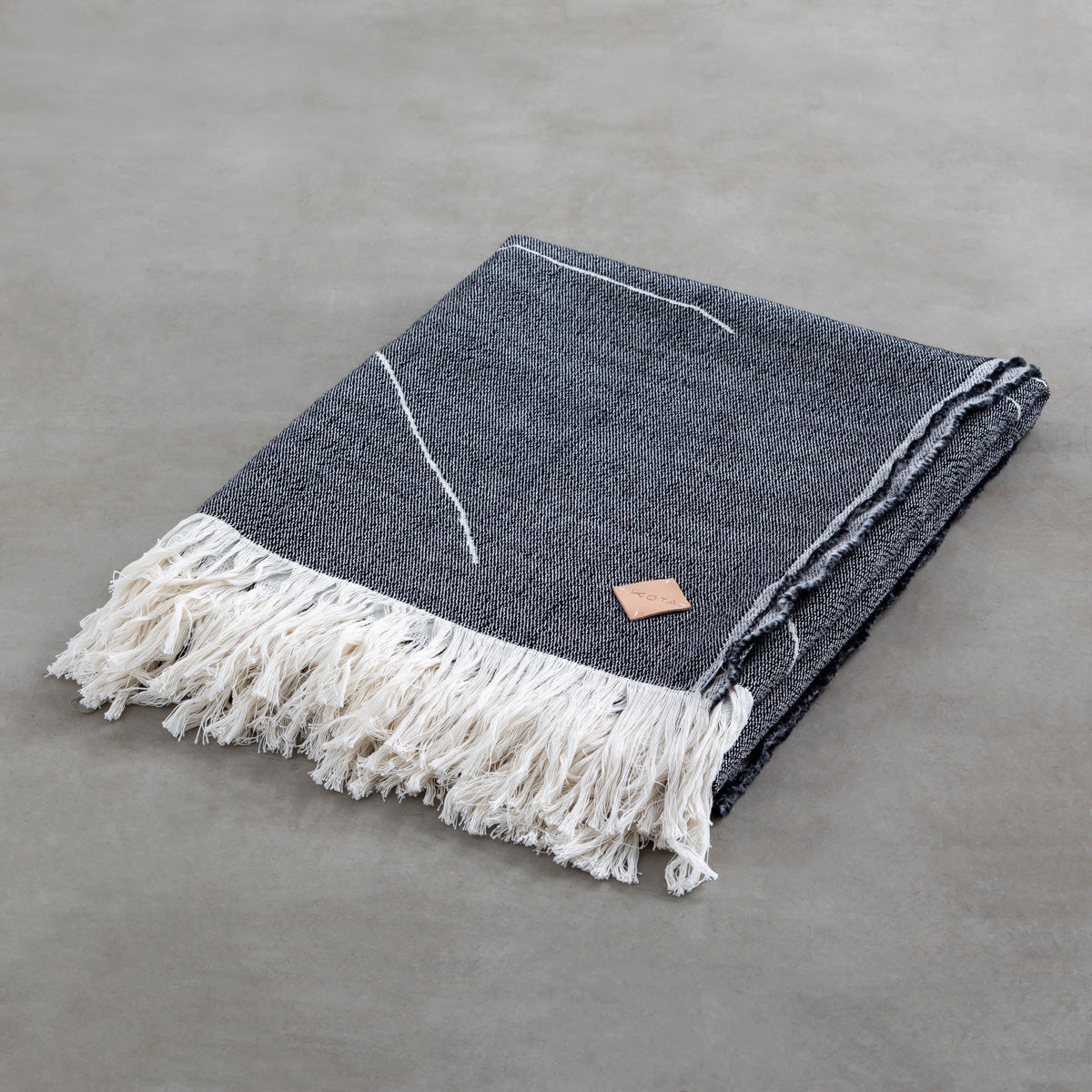 KOTAのSUNOKO BEDへのAdd-onシリーズTonakai Blanketブラック×ホワイト（折りたたんだ状態）