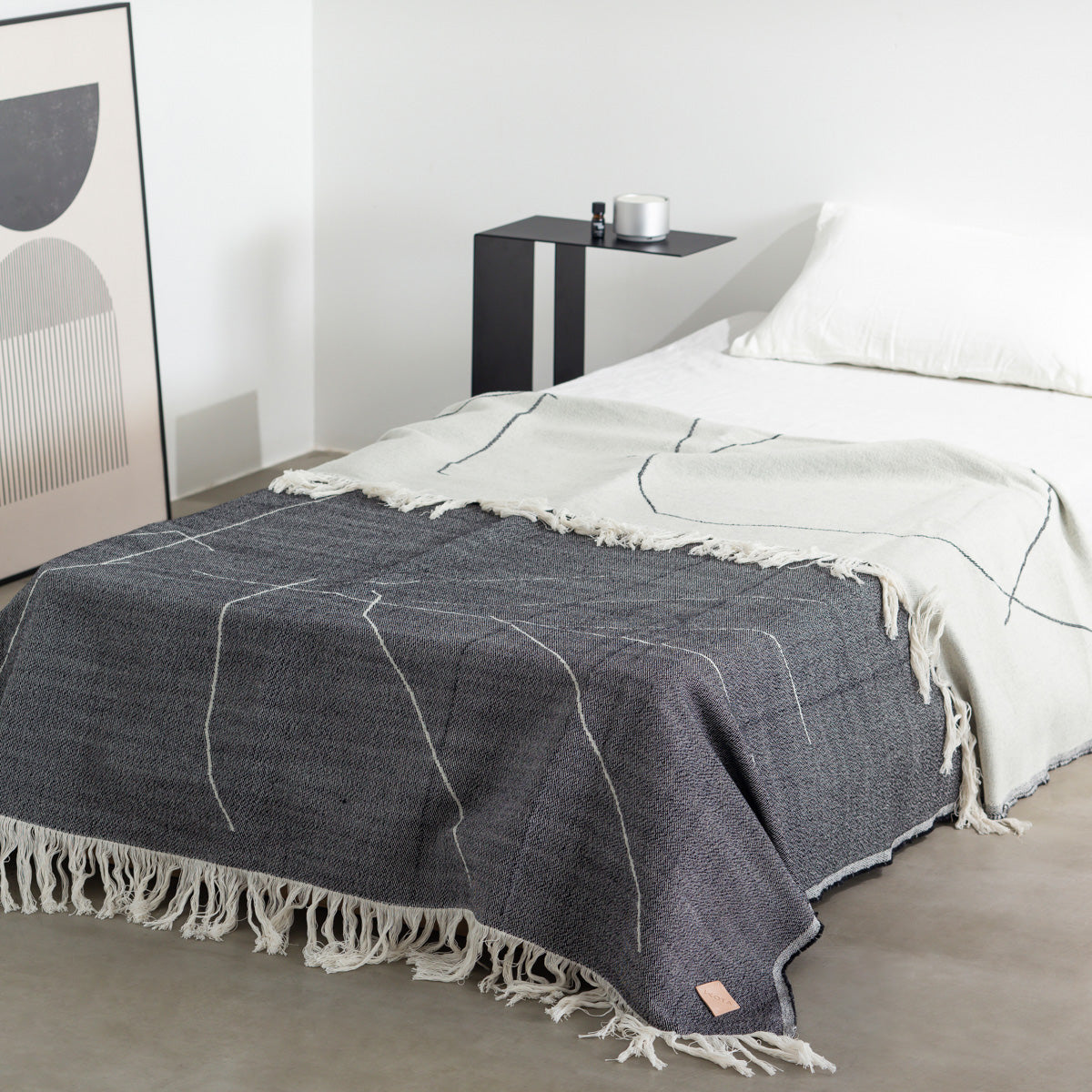 KOTAのSUNOKO BEDへのAdd-onシリーズTonakai Blanketブラック×ホワイト（使用例）
