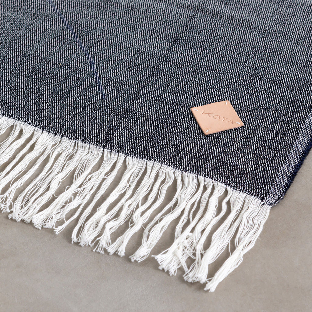 KOTAのSUNOKO BEDへのAdd-onシリーズTonakai Blanketブラック×ネイビー（フリンジ部分）