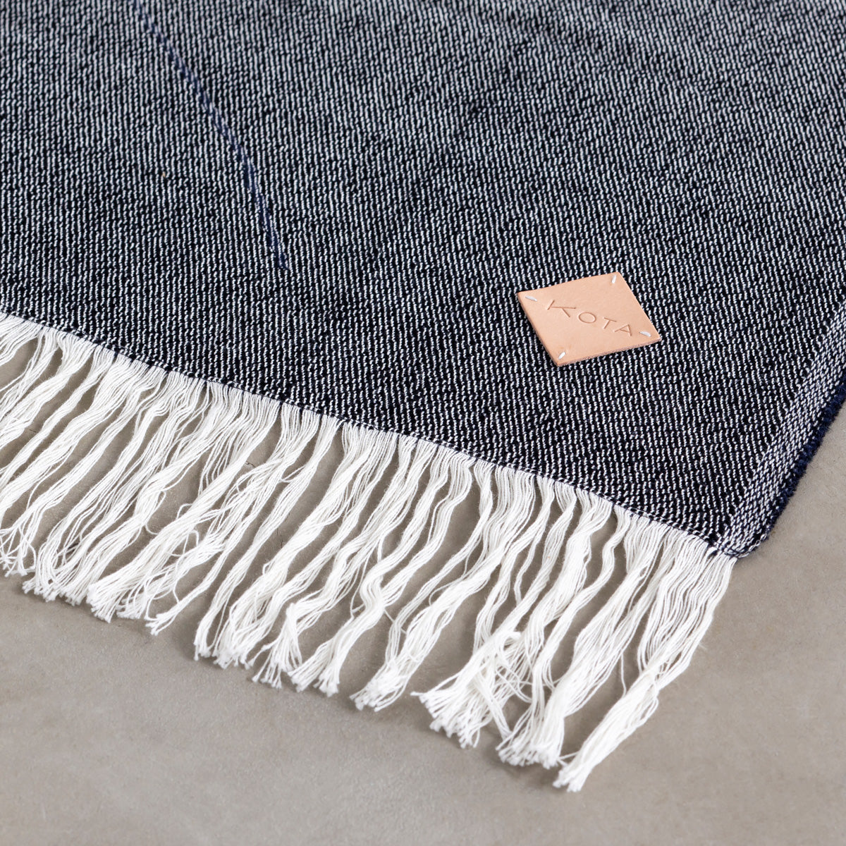 KOTAのSUNOKO BEDへのAdd-onシリーズTonakai Blanketブラック×ネイビー（フリンジ部分）