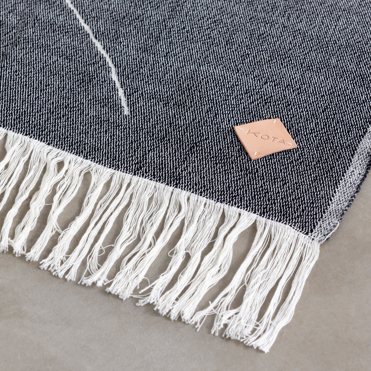 KOTAのSUNOKO BEDへのAdd-onシリーズTonakai Blanketブラック×ホワイト（フリンジ部分）