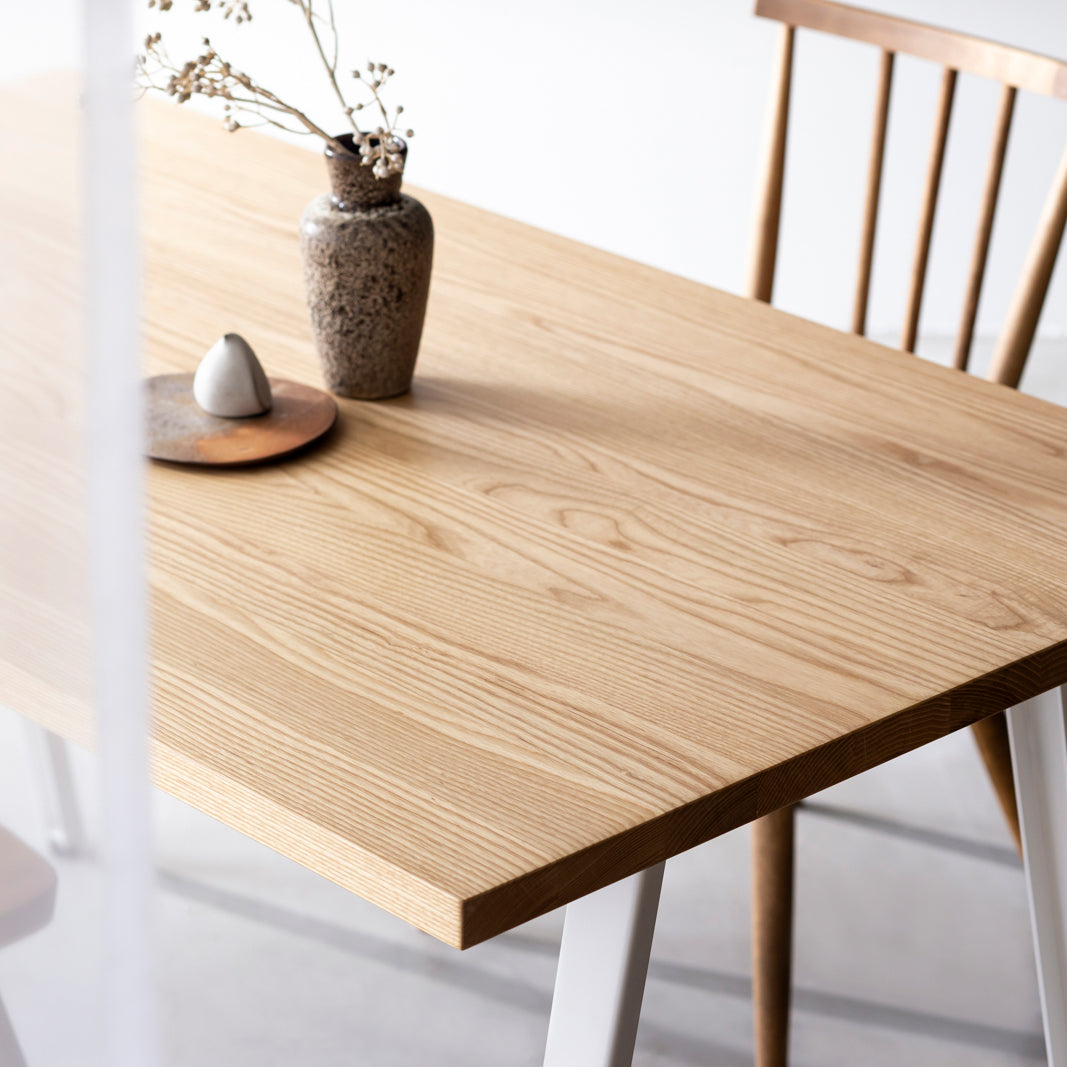 かなでものの無垢ホワイトアッシュ天板とブラックの鉄脚を合わせたスタンディングテーブル（使用例3）