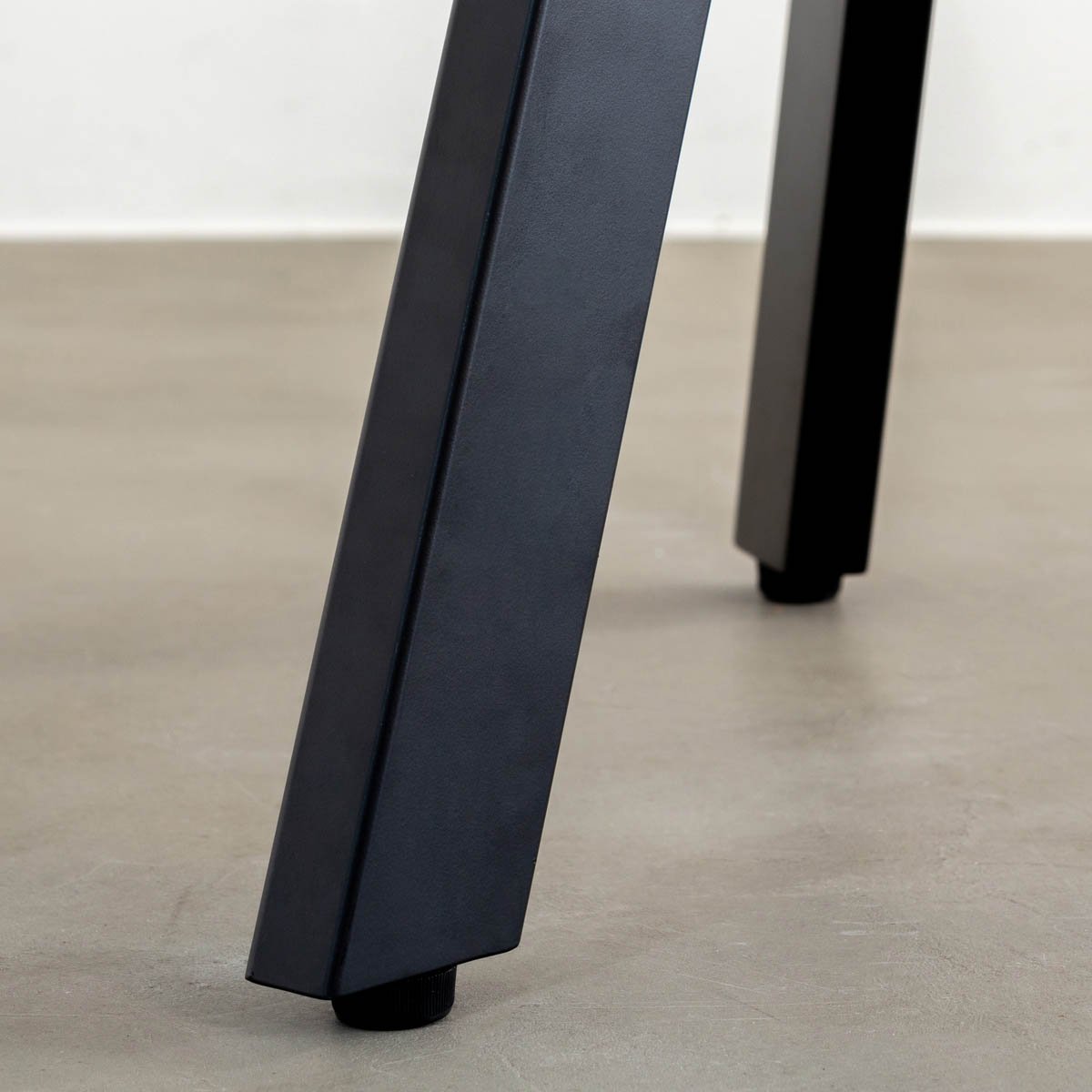 THE CAFE TABLE / リノリウム 全32色　Black Steel 4本脚 × ラウンド φ101 - 120