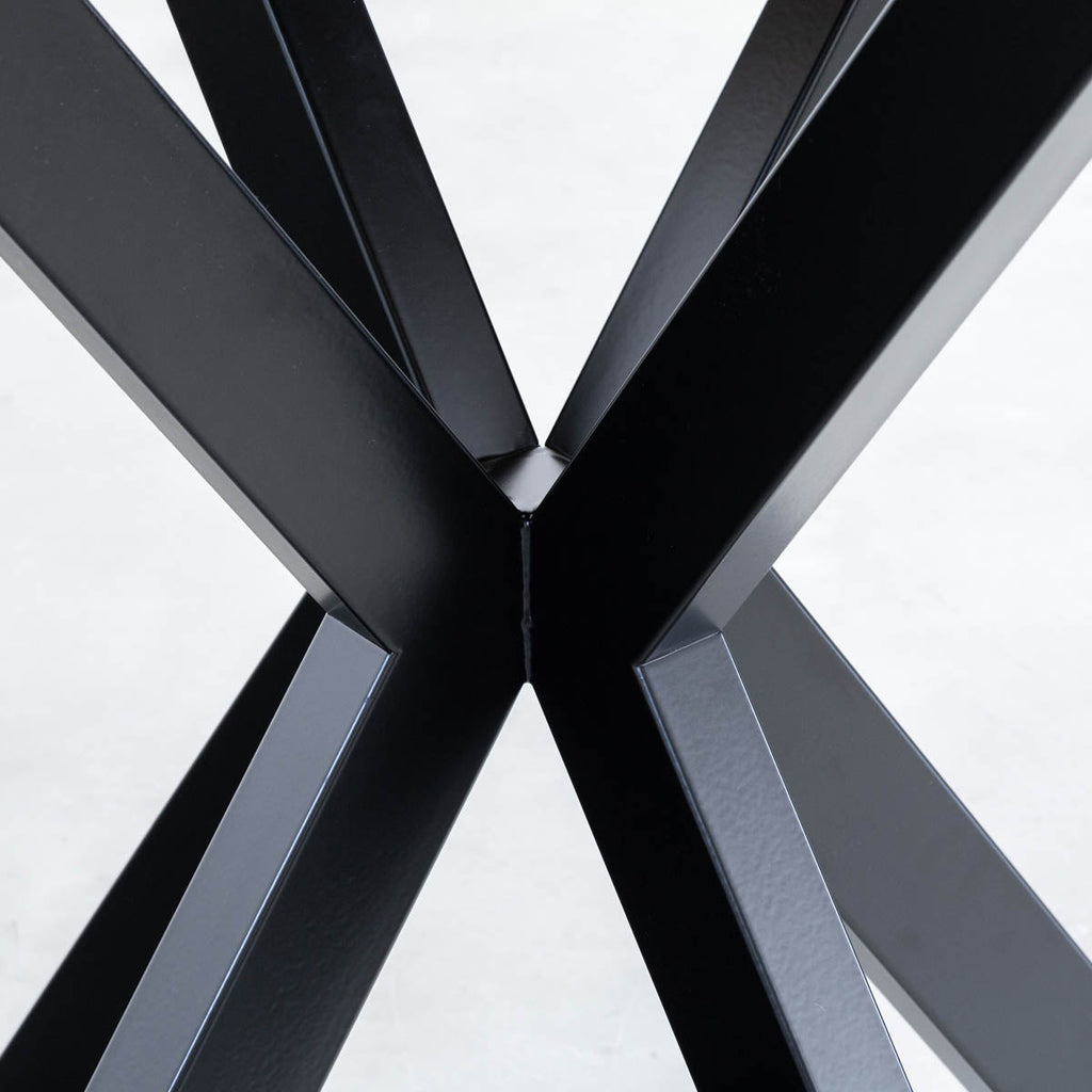 KanademonoのアイアンチューブのXラインが珍しくデザイン性の高いカフェテーブル脚（アイアンチューブの溶接部分・クローズアップ）