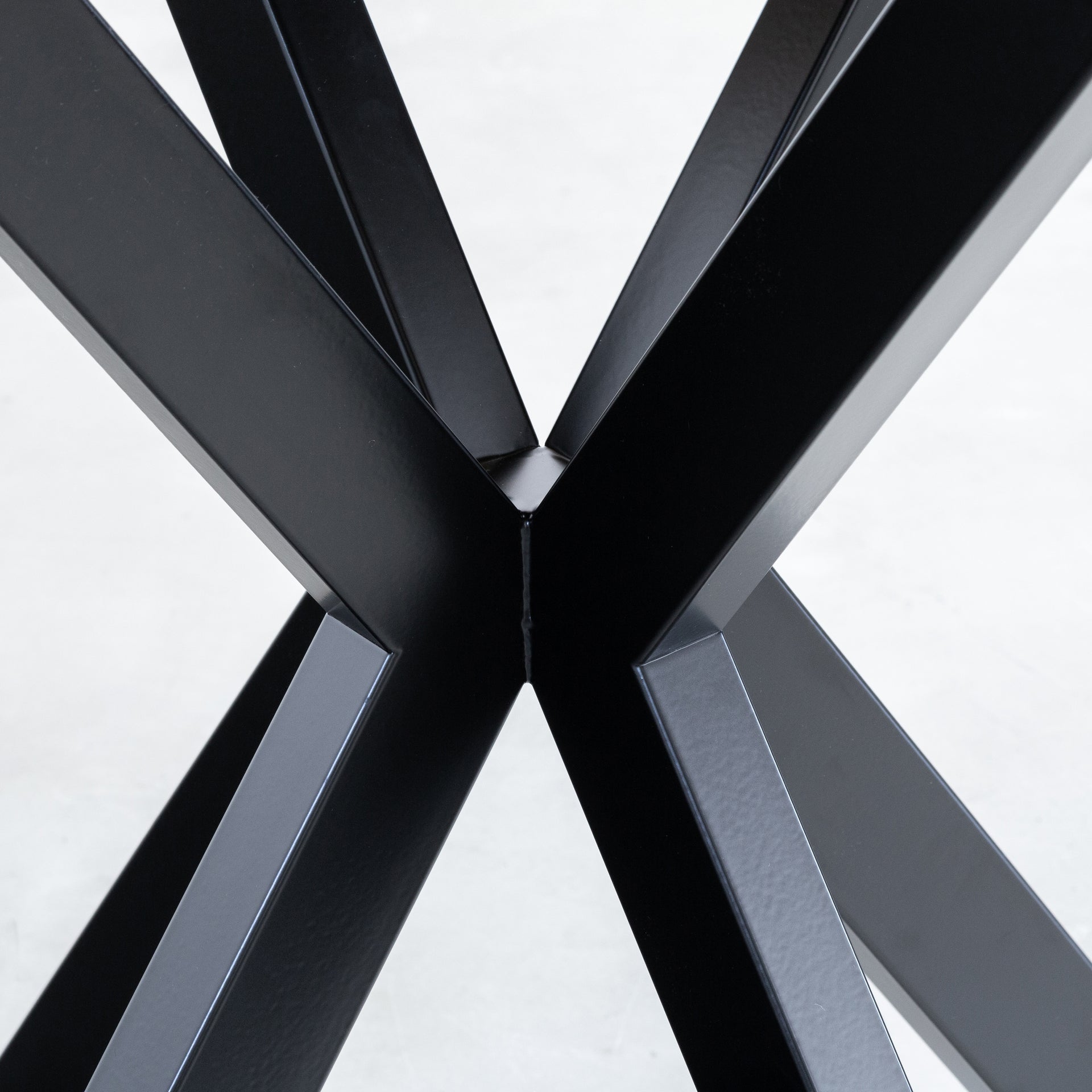 KanademonoのアイアンチューブのXラインが珍しくデザイン性の高いカフェテーブル脚（アイアンチューブの溶接部分・クローズアップ）