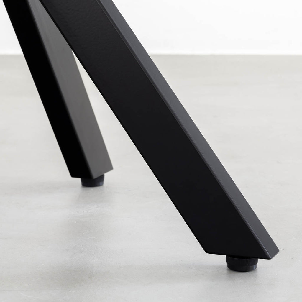 KanademonoのアイアンチューブのXラインが珍しくデザイン性の高いカフェテーブル脚（脚元・クローズアップ）