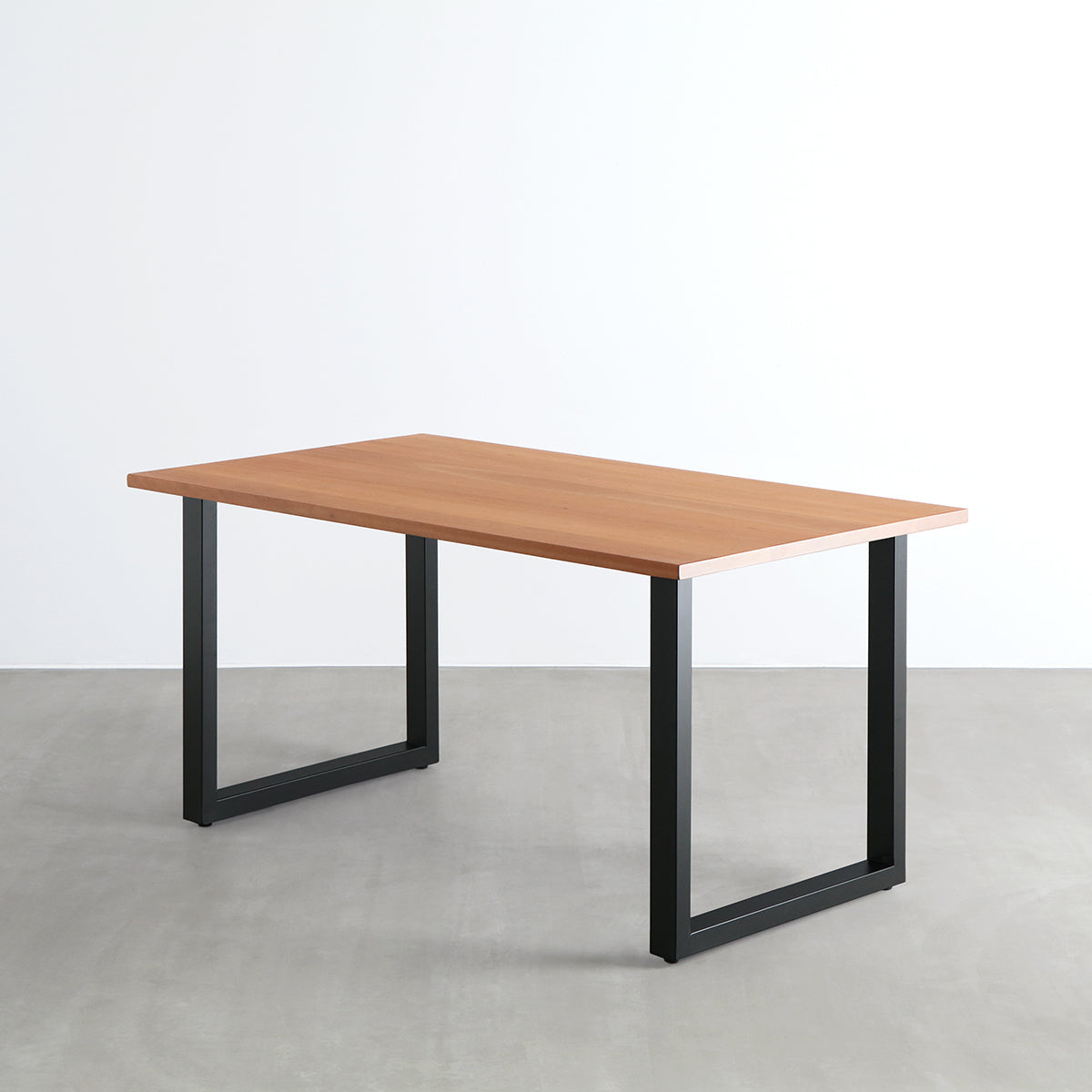 KANADEMONOのブラックチェリー天板とマットブラックのスクエア鉄脚を組み合わせたシンプルモダンなテーブル