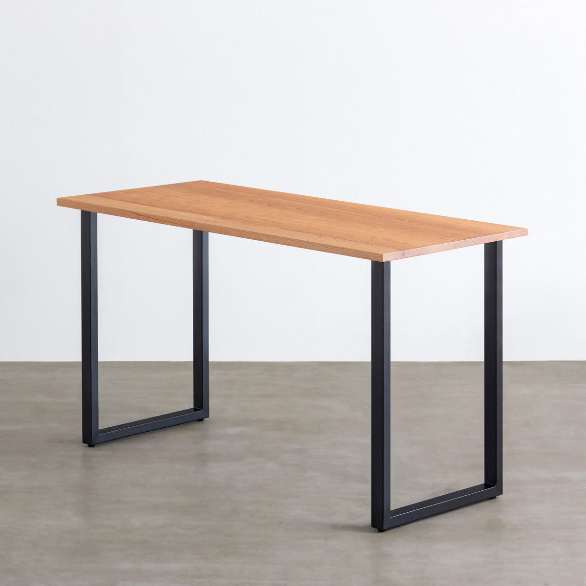 かなでものの無垢ブラックチェリー天板とブラックの鉄脚を合わせたスタンディングテーブル