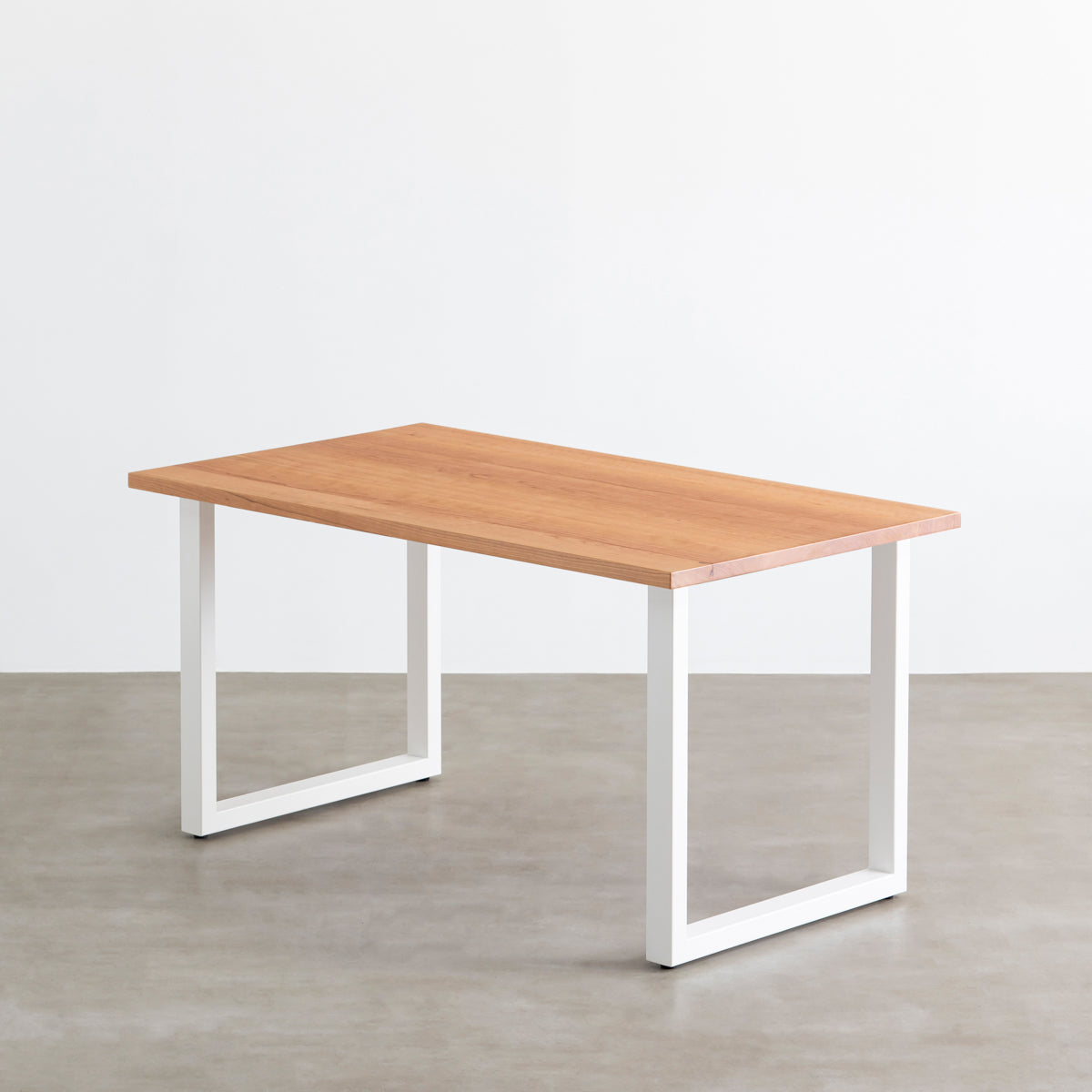 KANADEMONOのブラックチェリー天板にホワイトのスクエア鉄脚を組み合わせたシンプルモダンなテーブル