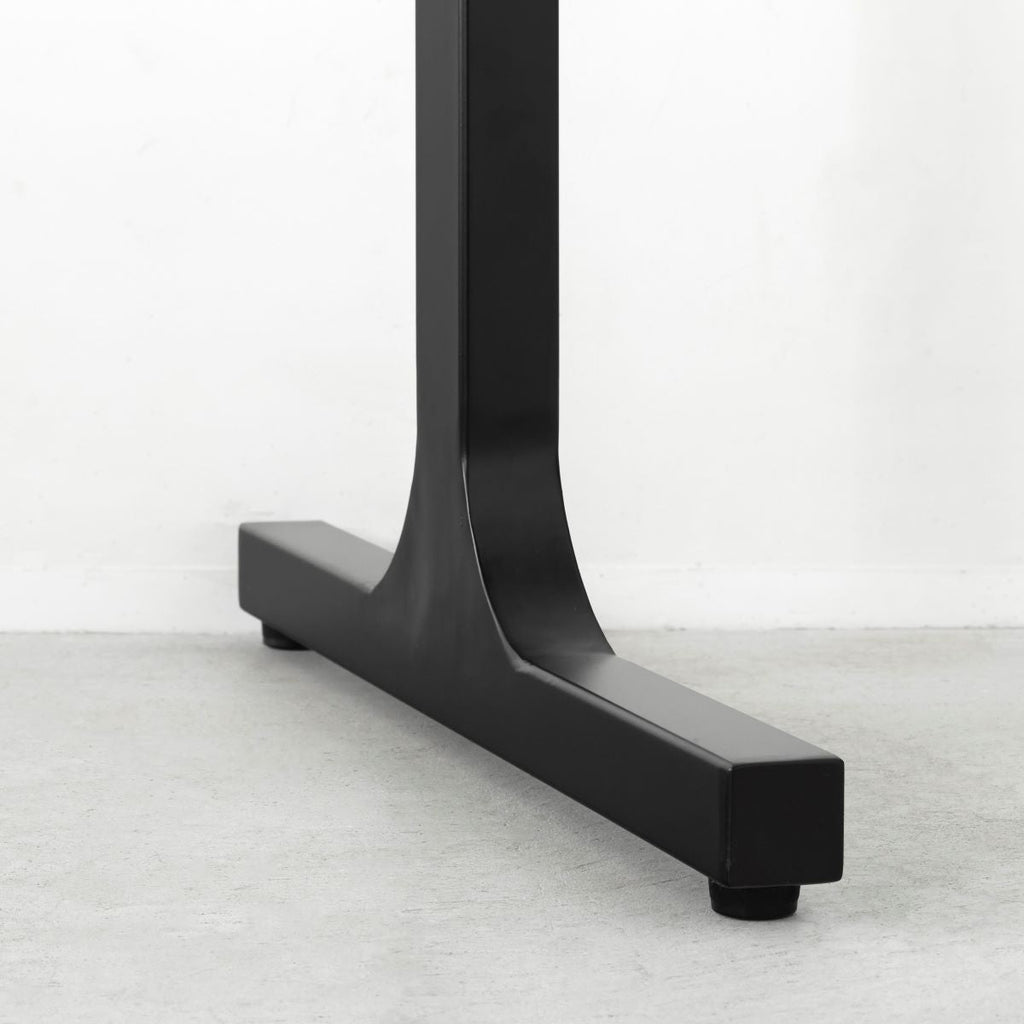 KANADEMONOのホワイトオーク突板天板とマットブラックのIライン鉄脚を組み合わせたシンプルモダンなテーブル（脚）