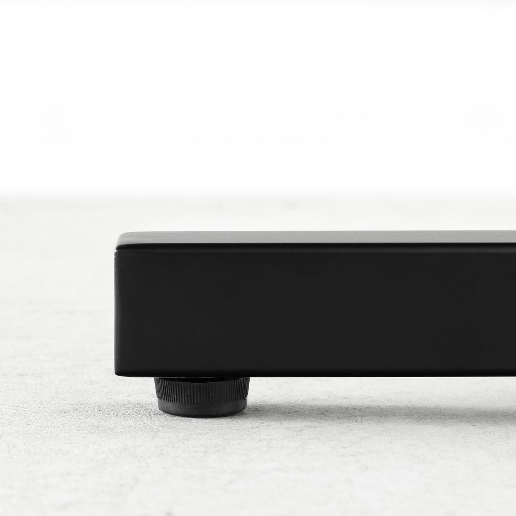 KANADEMONOのホワイトオーク突板天板とマットブラックのIライン鉄脚を組み合わせたシンプルモダンなテーブル（アジャスター部分）