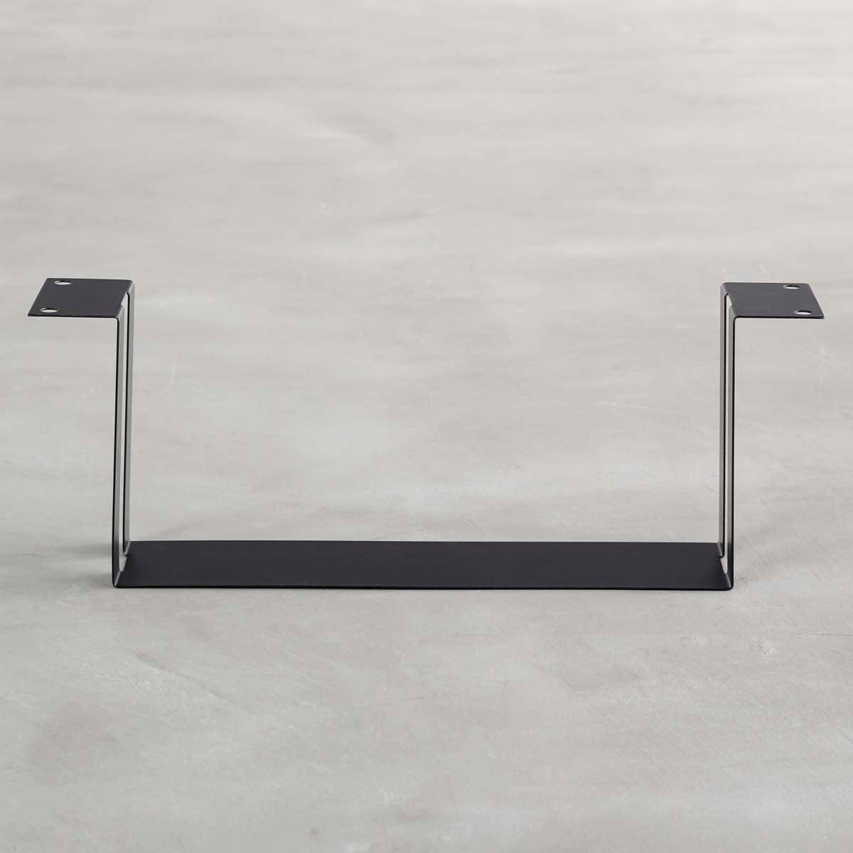 かなでもののアイアンを使用したシンプルなデザインの配線孔トレイ（正面）