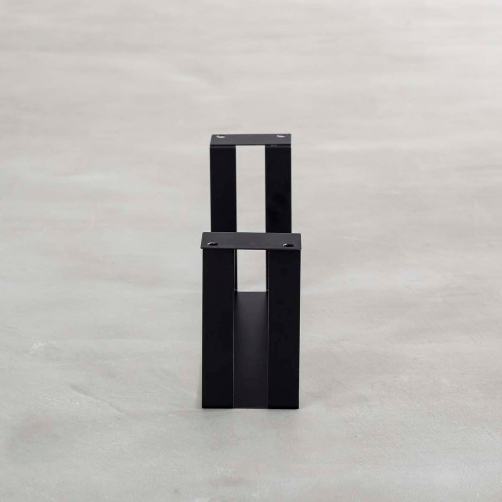 かなでもののアイアンを使用したシンプルなデザインの配線孔トレイ（横向き）