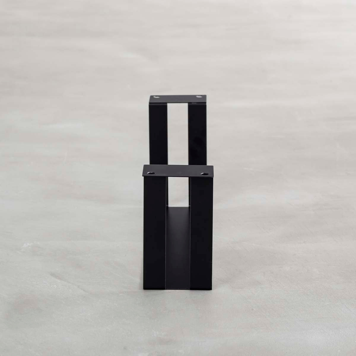 かなでもののアイアンを使用したシンプルなデザインの配線孔トレイ（横向き）