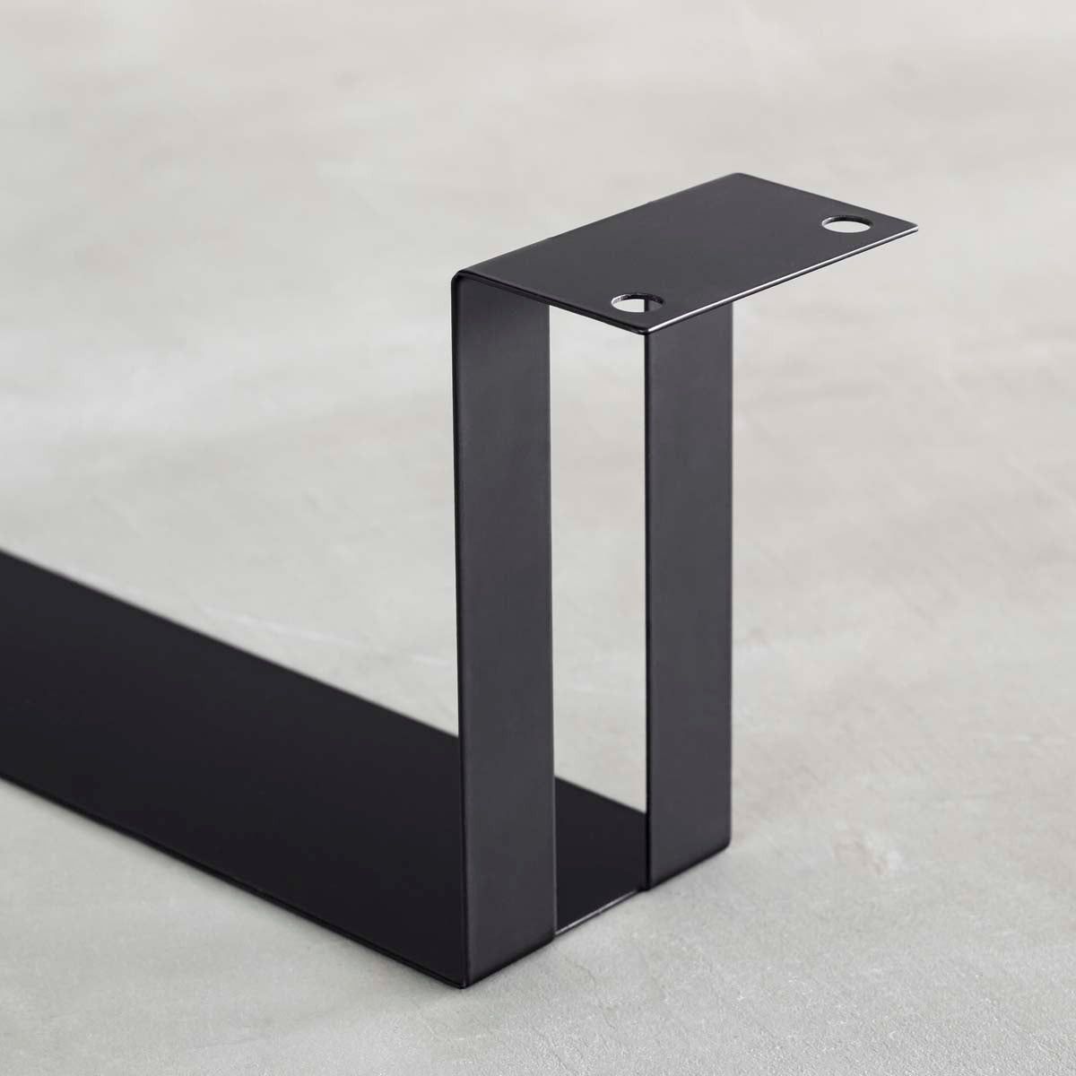 かなでもののアイアンを使用したシンプルなデザインの配線孔トレイ（斜め・フラットな側面）