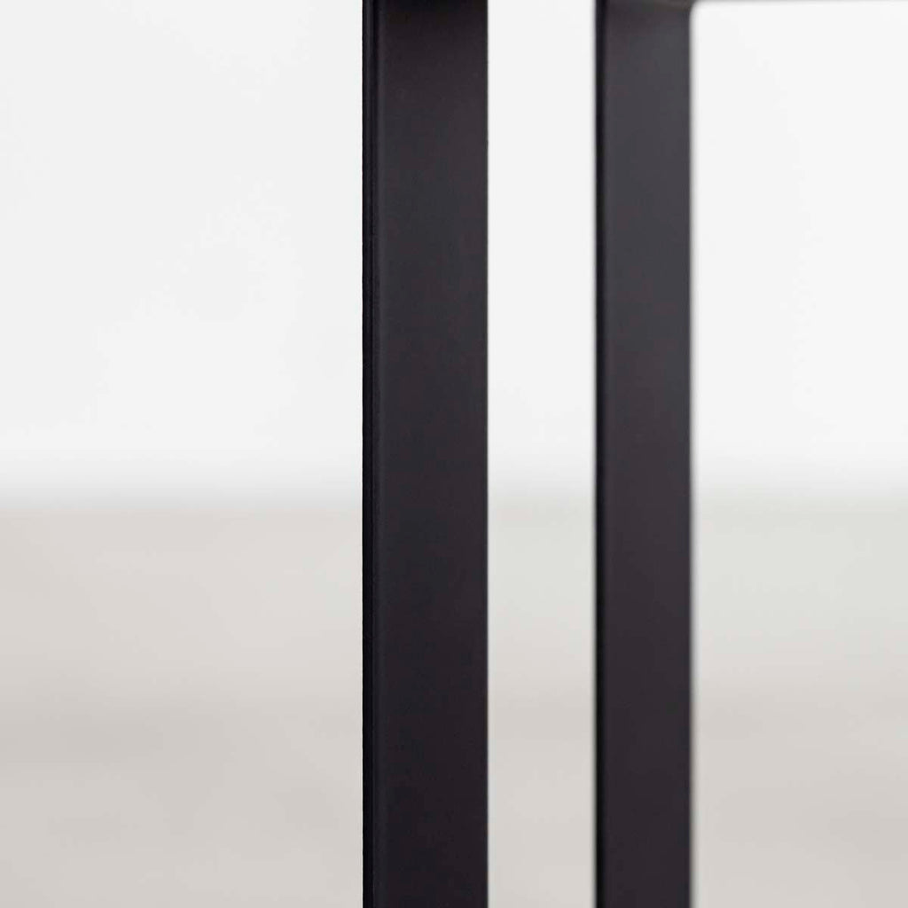 かなでもののアイアンを使用したシンプルなデザインの配線孔トレイ（フラットな側面）・クローズアップ