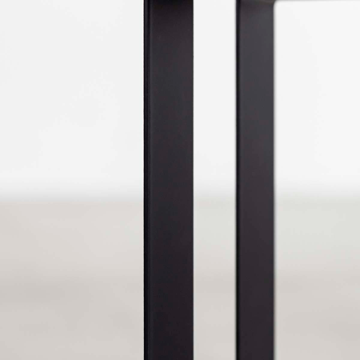 かなでもののアイアンを使用したシンプルなデザインの配線孔トレイ（フラットな側面）・クローズアップ