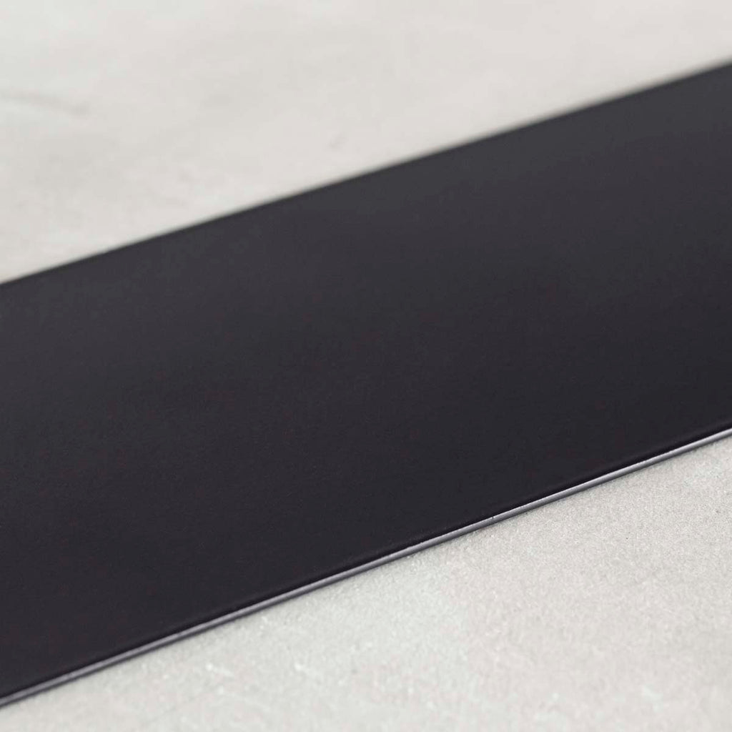 かなでもののアイアンを使用したシンプルなデザインの配線孔トレイ（トレイ部分）・クローズアップ