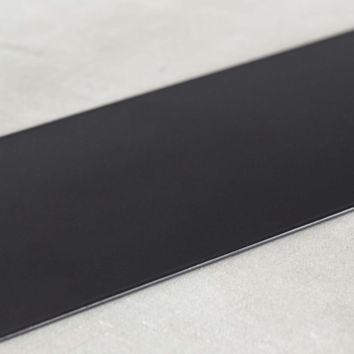 かなでもののアイアンを使用したシンプルなデザインの配線孔トレイ（トレイ部分）・クローズアップ