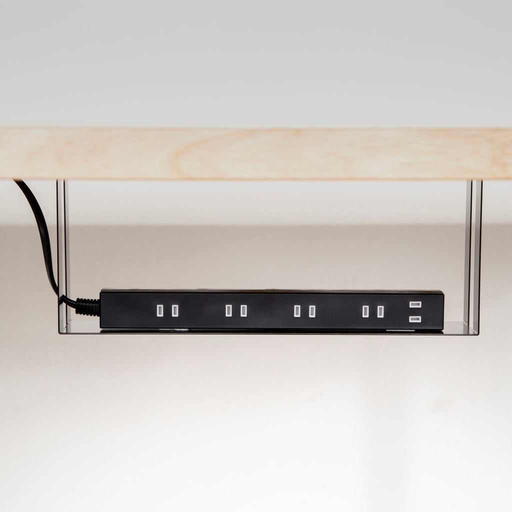 かなでもののアイアンを使用した配線孔トレイをデスクに設置して電源タップをのせたイメージ2