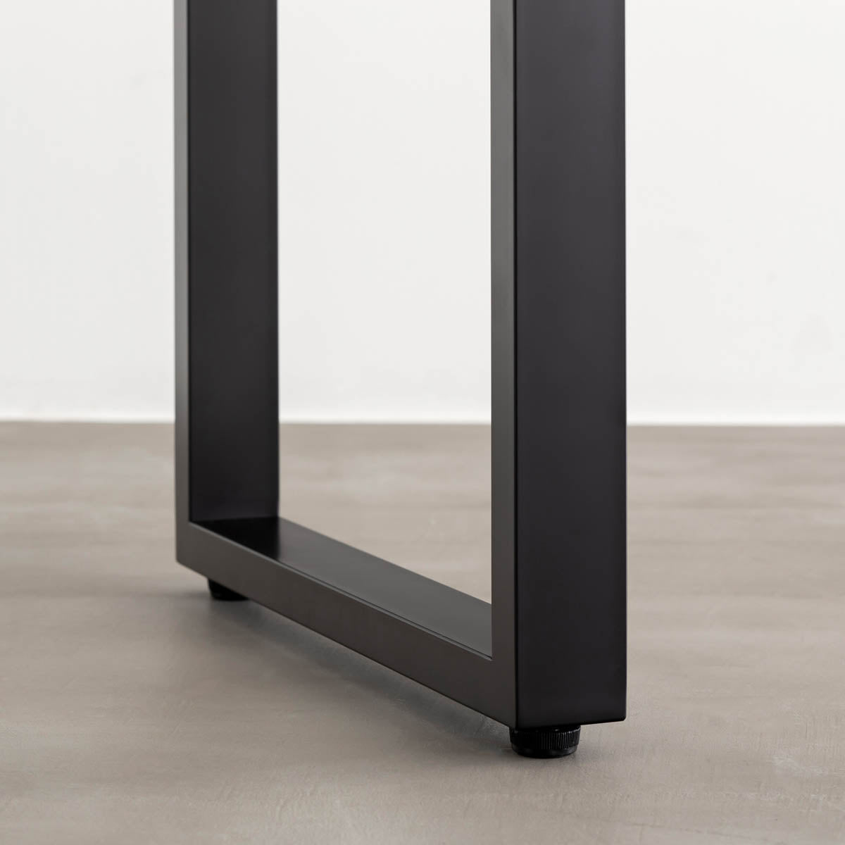 かなでものの無垢ホワイトアッシュ天板とブラックのハイレクタングル鉄脚を合わせたスタンディングテーブル（脚２）