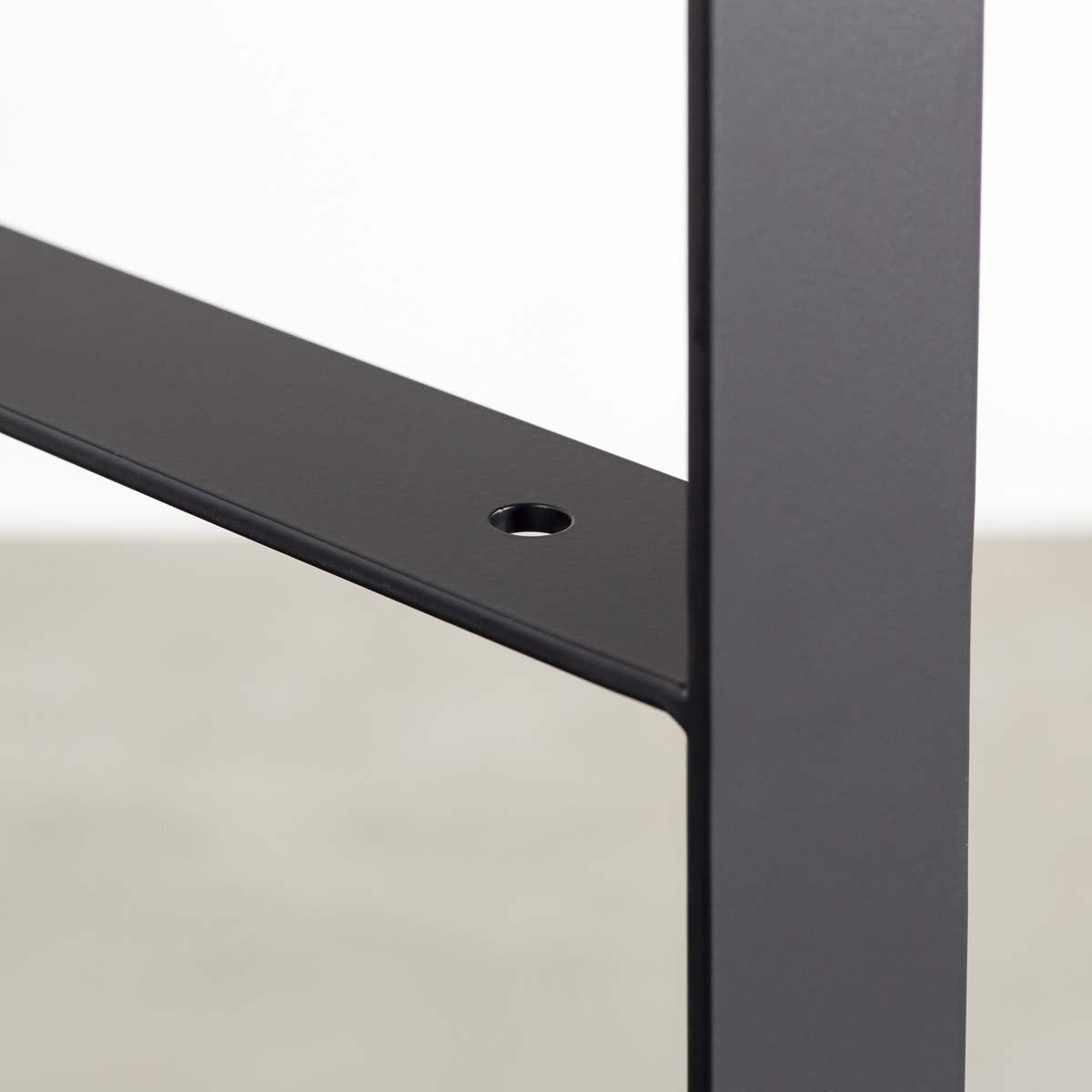 かなでものの無垢鉄プレートを使用したマットブラックのシンプルなシェルフ用2wayタイプの2脚セット（中段・クローズアップ）