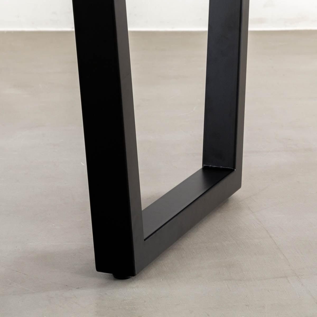 かなでもののマットブラックのトラペゾイド鉄脚