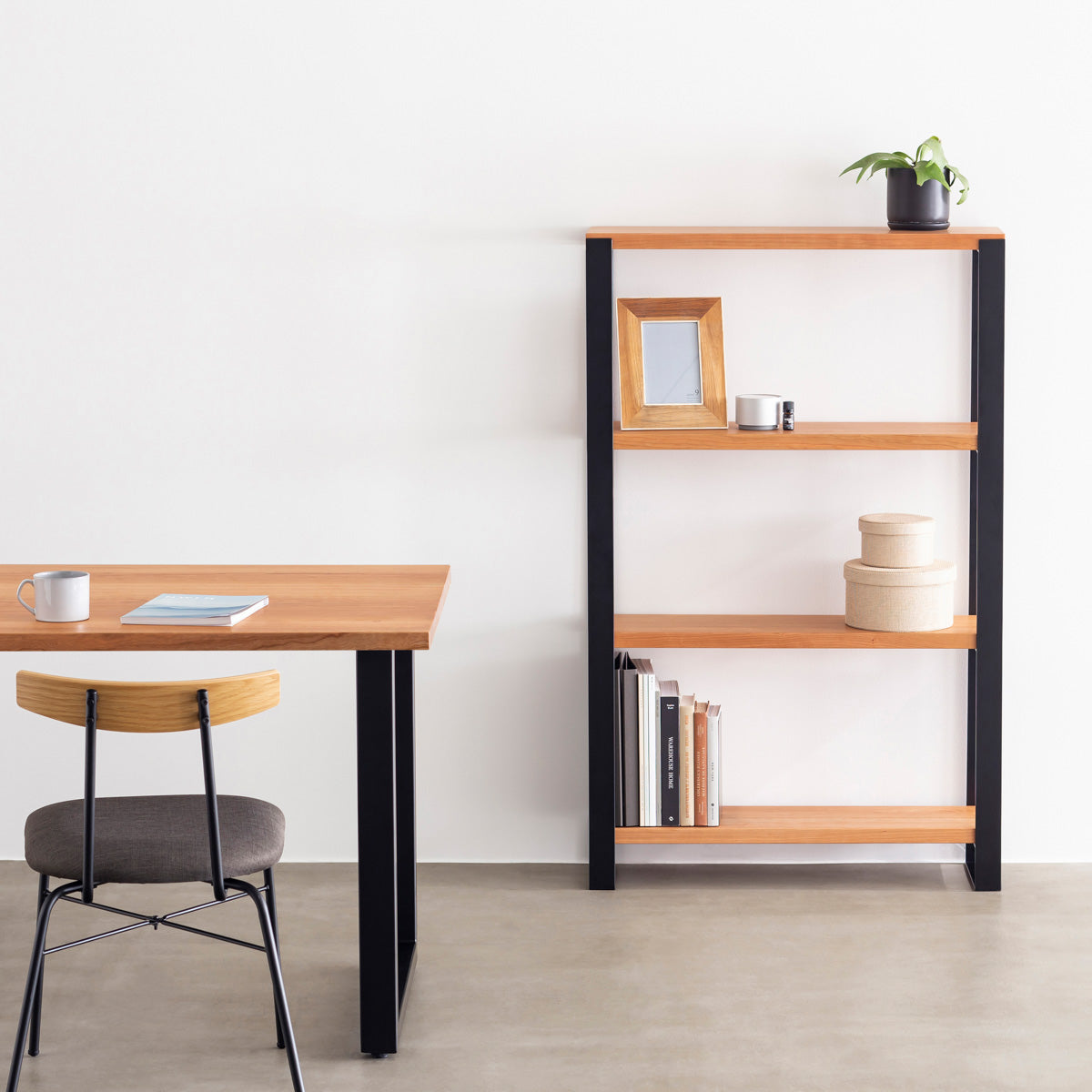 Kanademonoのブラックチェリーの棚板とブラックのアイアンで製作したシェルフ（使用イメージ）